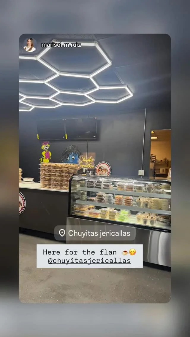 Vitrina de postres de Chuyitas Jericallas en Santa Ana